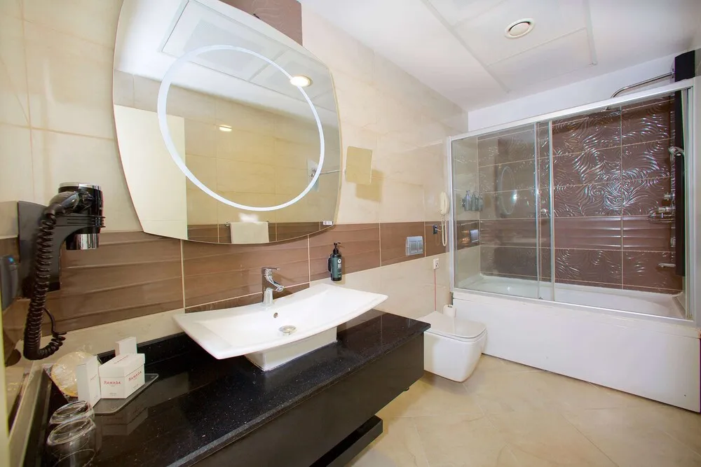 1 Queen Bed Smoking Suite