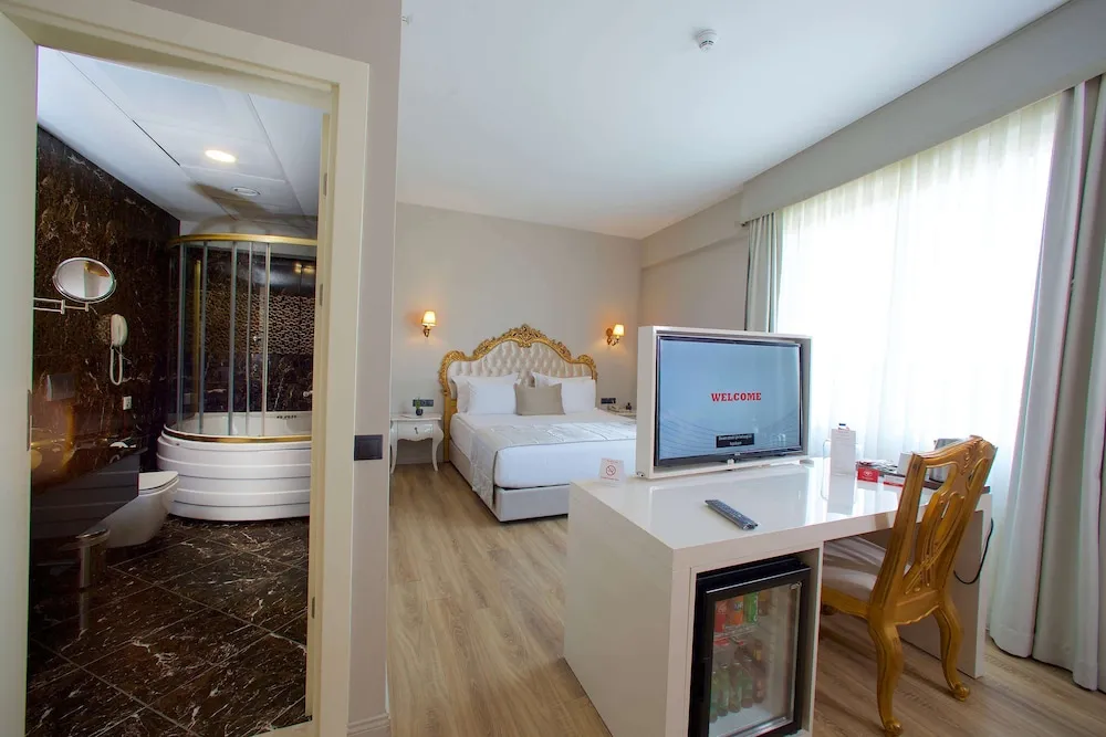 1 Queen Bed Smoking Suite