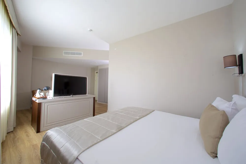 1 Queen Bed Smoking Suite