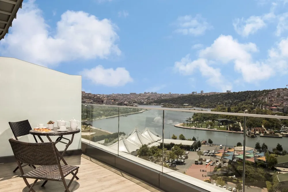 Deluxe Tek Büyük veya İki Ayrı Yataklı Oda, Balkon, Deniz Manzaralı