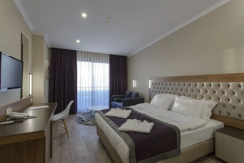 Tek Büyük veya İki Ayrı Yataklı Oda, Kısmi Deniz Manzaralı