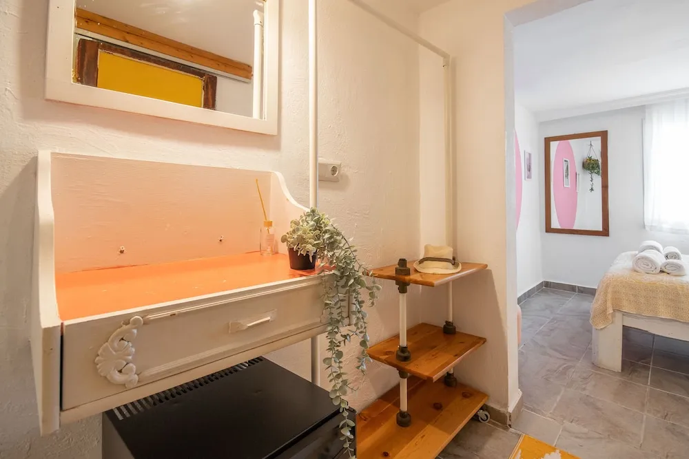 No 8 Standard Room with Sea View