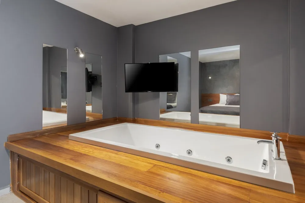 King Suite Jacuzzi