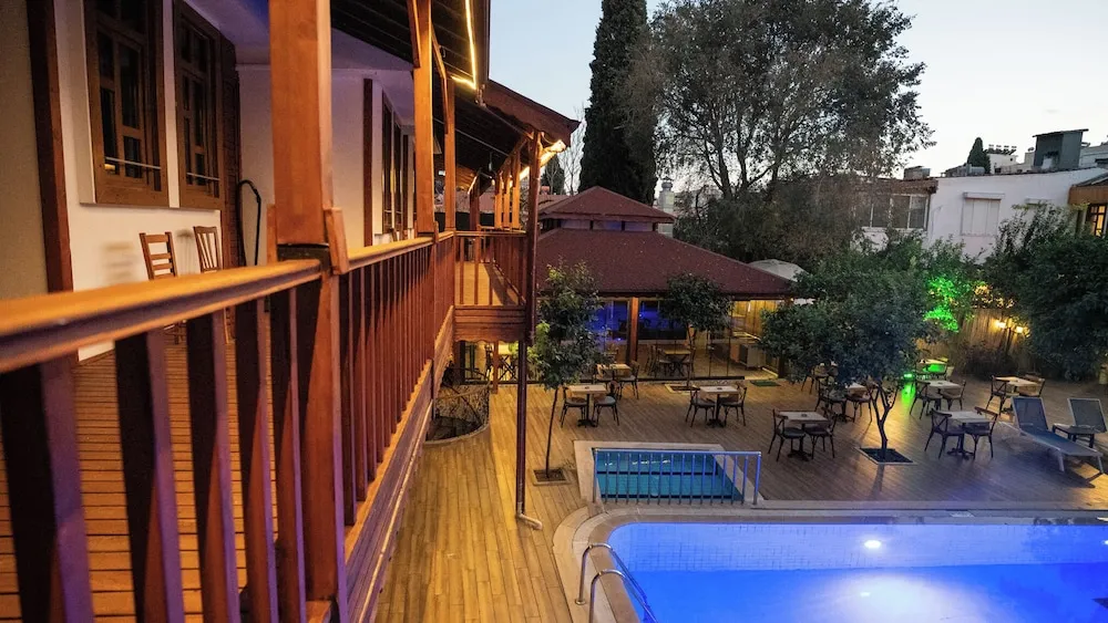 Superior Tek Büyük veya İki Ayrı Yataklı Oda, 1 Yatak Odası, Bahçe Manzaralı, Avlu