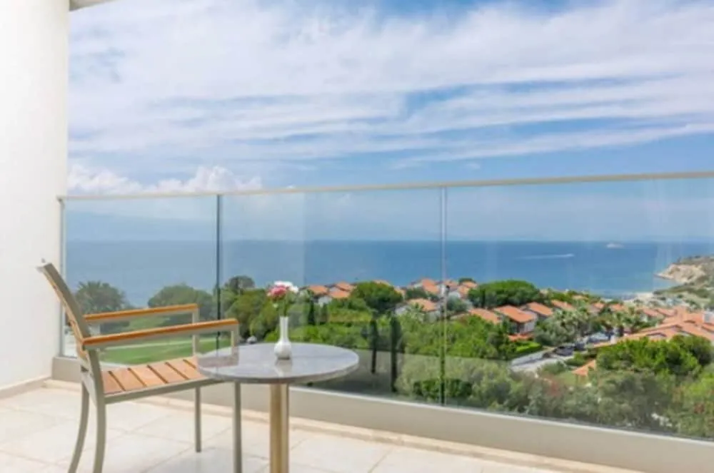 Standard Tek Büyük veya İki Ayrı Yataklı Oda, Balkon, Kısmi Deniz Manzaralı