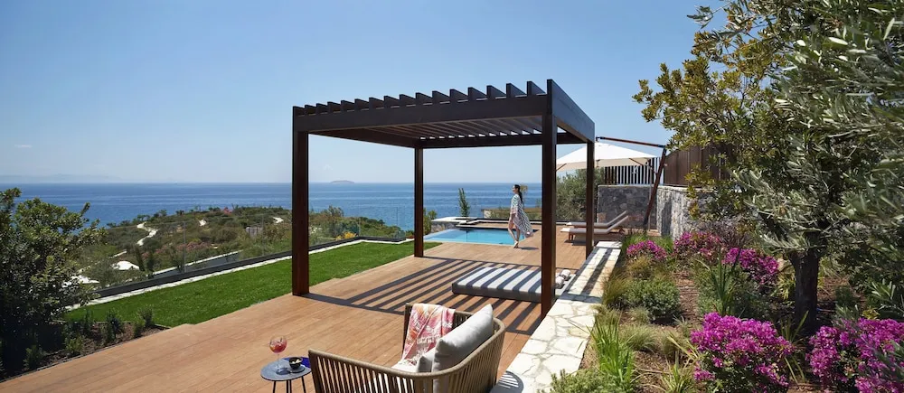 Master Suite with Pool Sea View