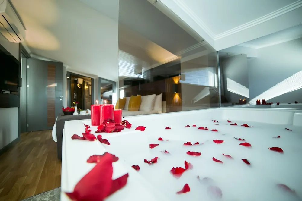 Honeymoon Süit, Sıcak Su Küveti