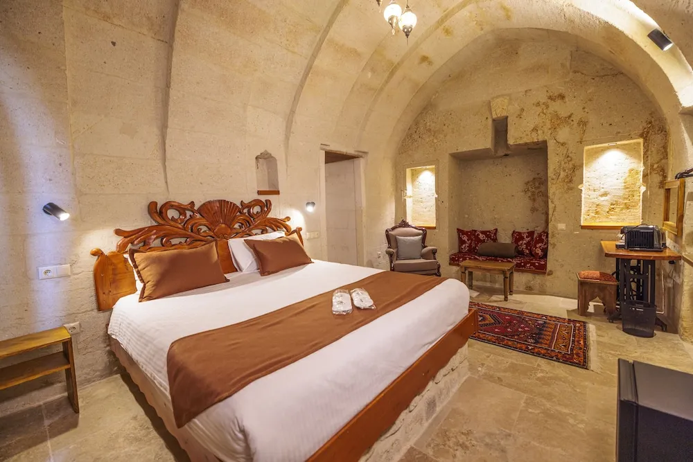 Queen Cave Room