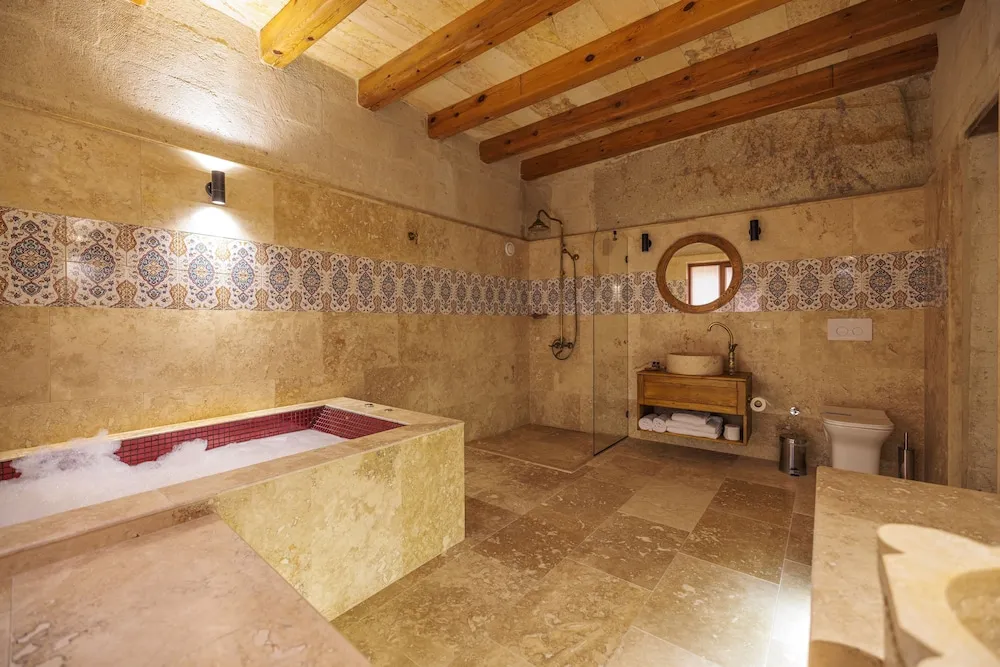 Queen Cave Room
