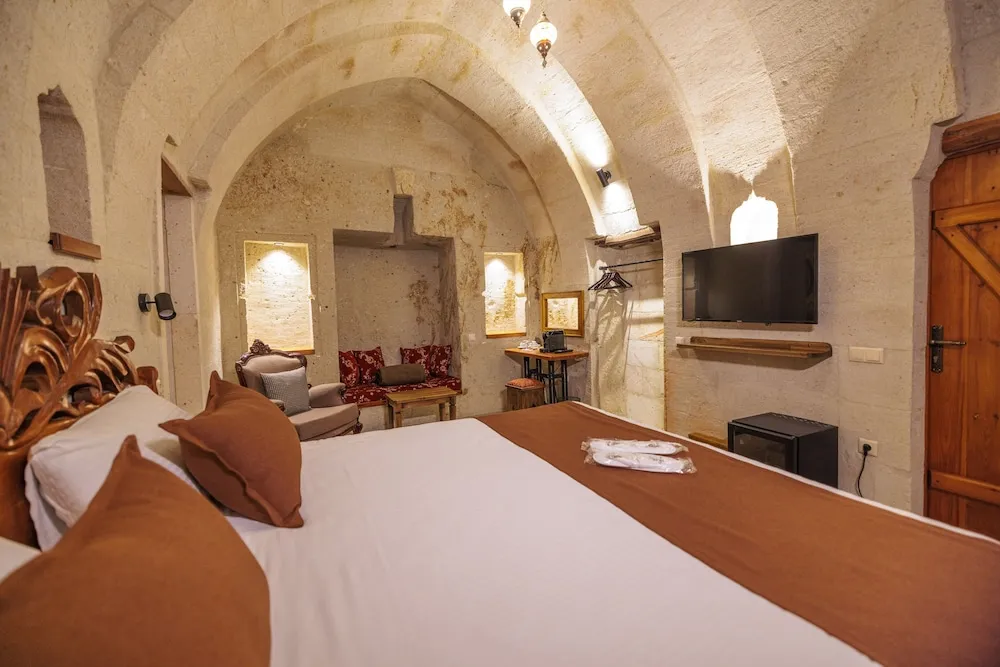 Queen Cave Room
