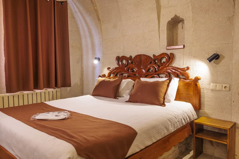 Queen Cave Room