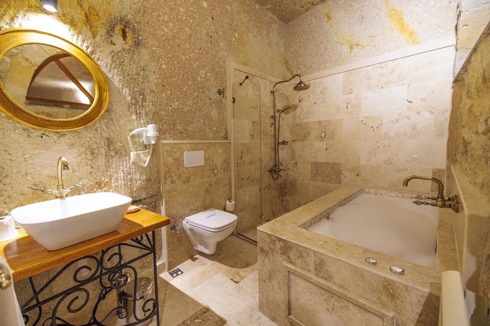 Deluxe Cave Room