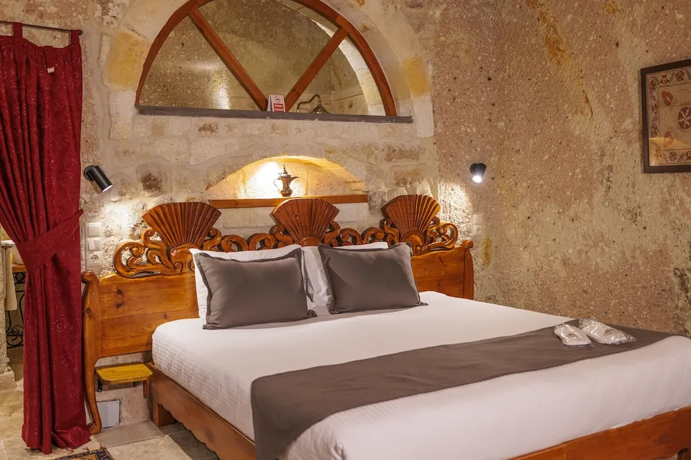 Deluxe Cave Room