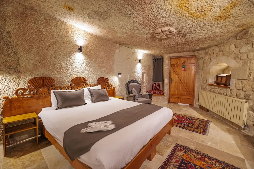 Deluxe Cave Room