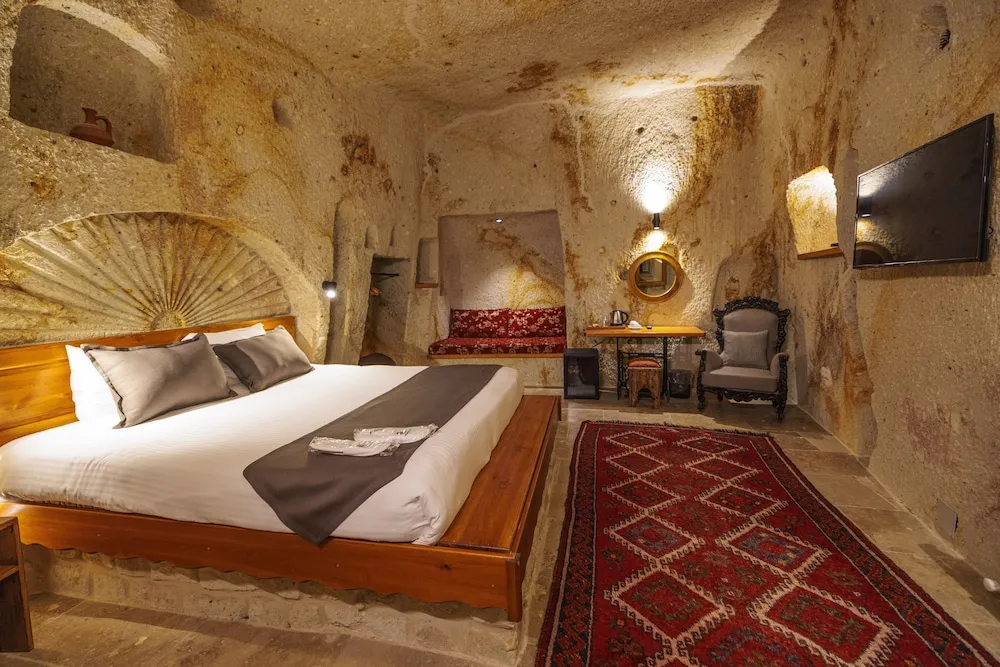 Deluxe Cave Room