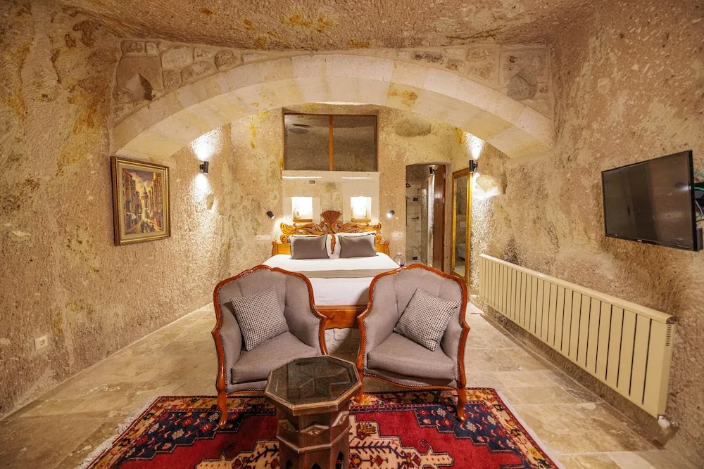 Deluxe Cave Room