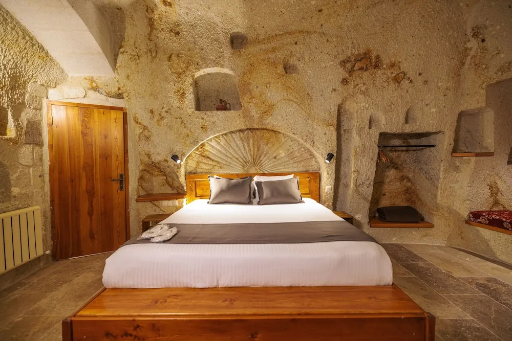 Deluxe Cave Room