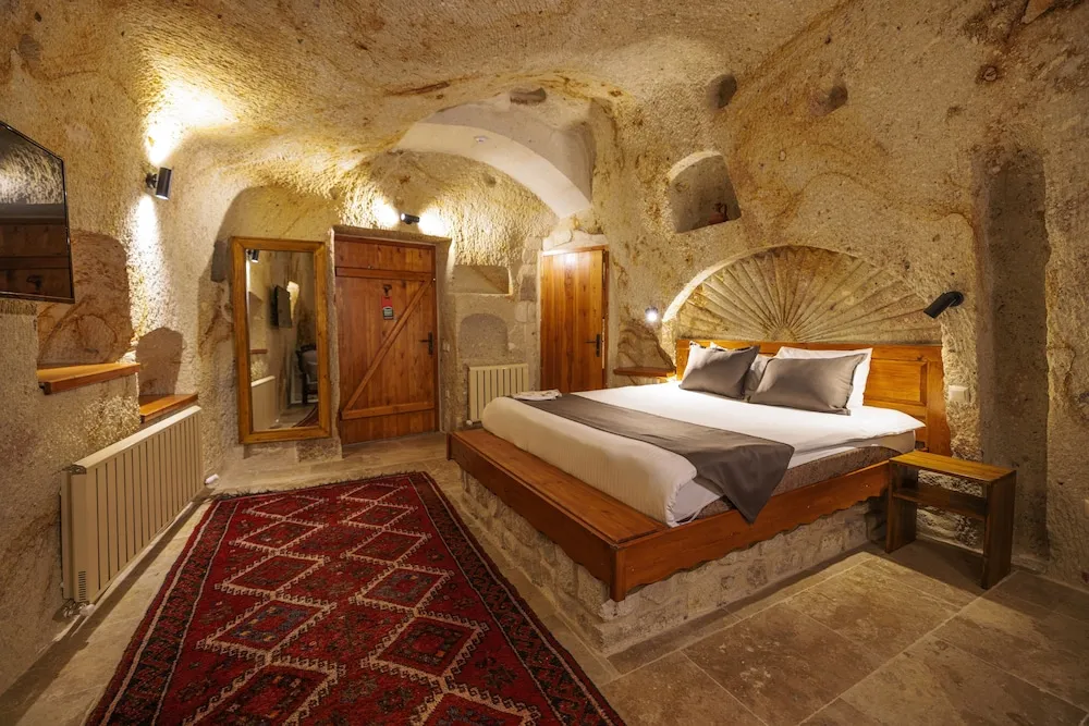 Deluxe Cave Room
