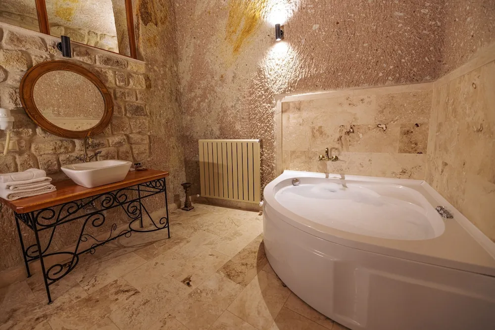 Deluxe Cave Room
