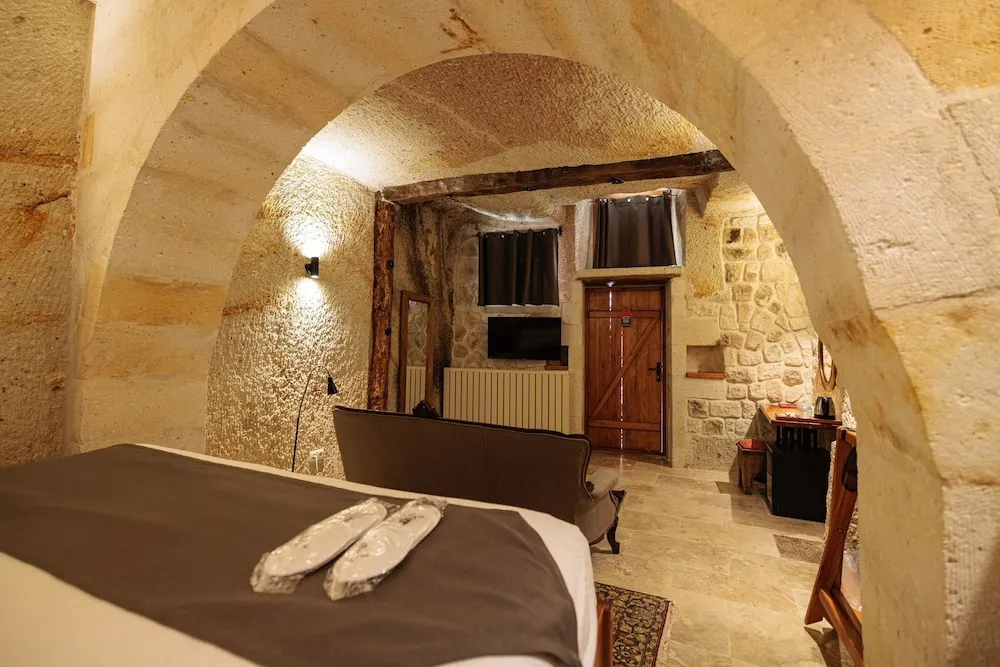 Deluxe Cave Room