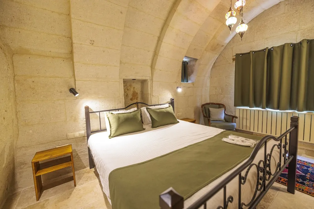 Deluxe Cave Room