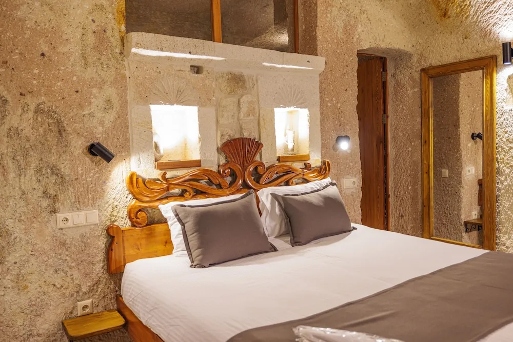 Deluxe Cave Room