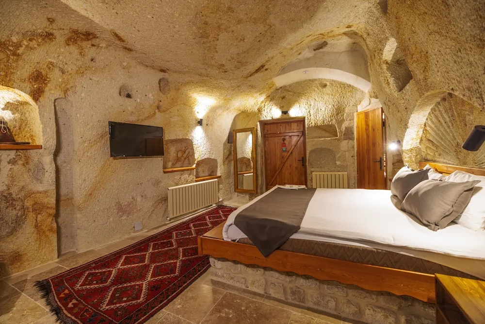 Deluxe Cave Room