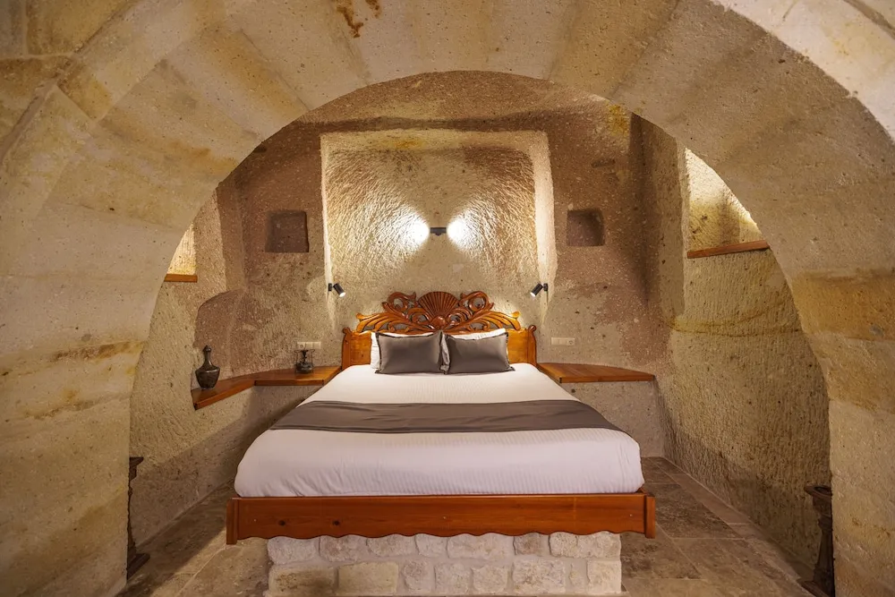 Deluxe Cave Room