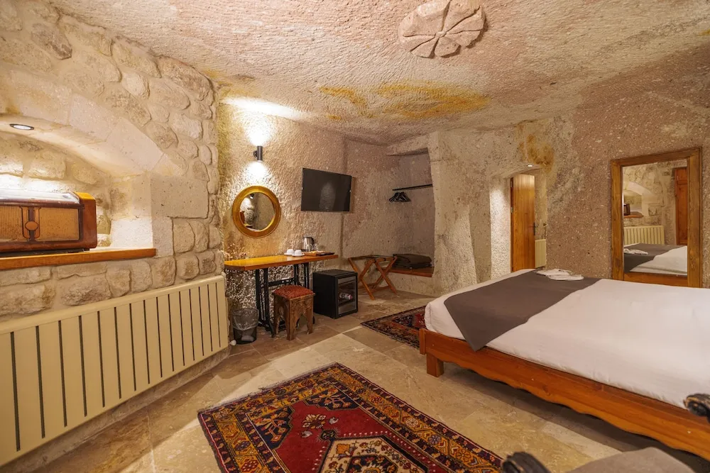 Deluxe Cave Room