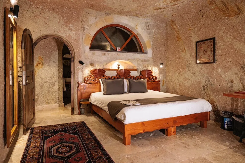 Deluxe Cave Room