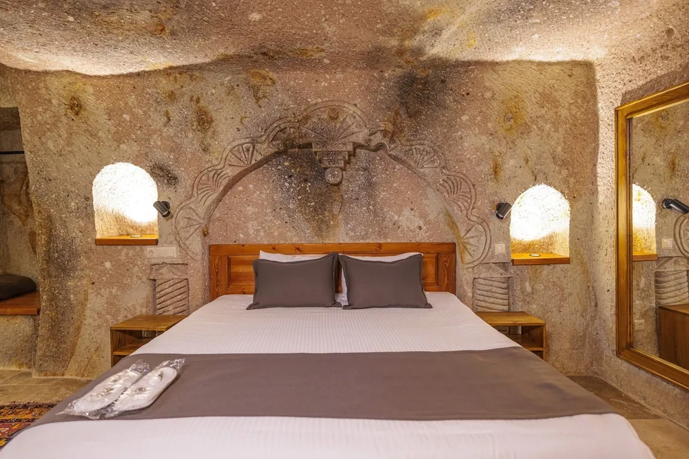 Deluxe Cave Room