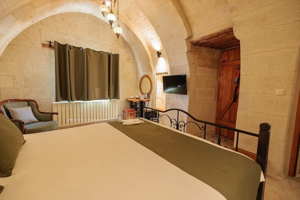 Deluxe Cave Room