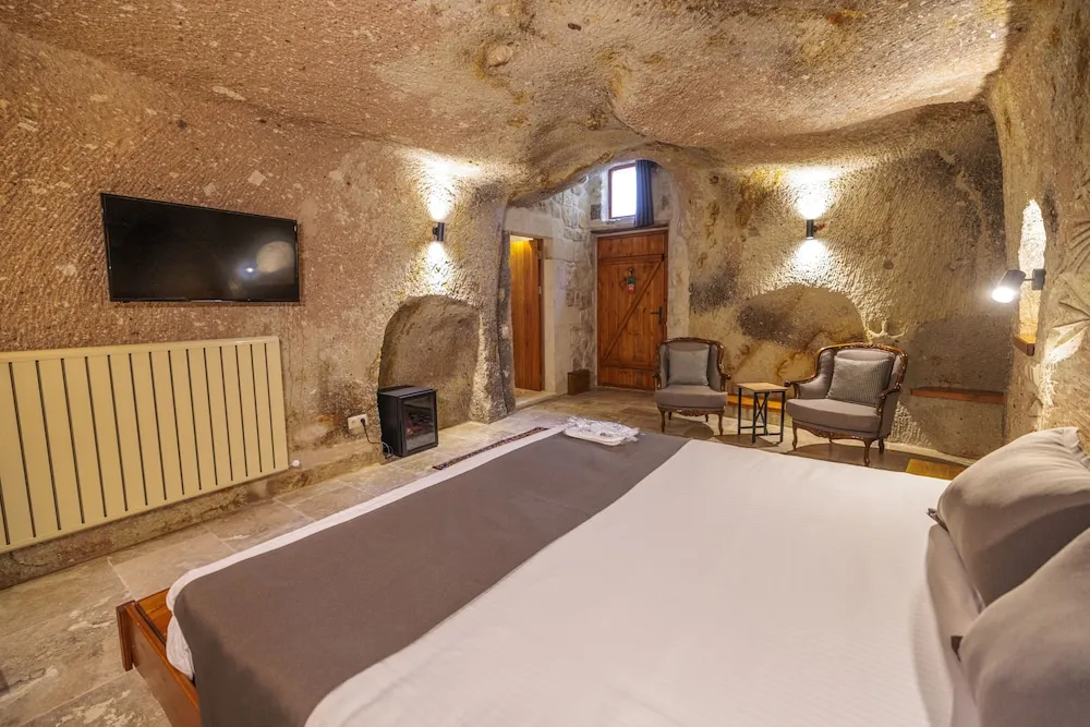 Deluxe Cave Room