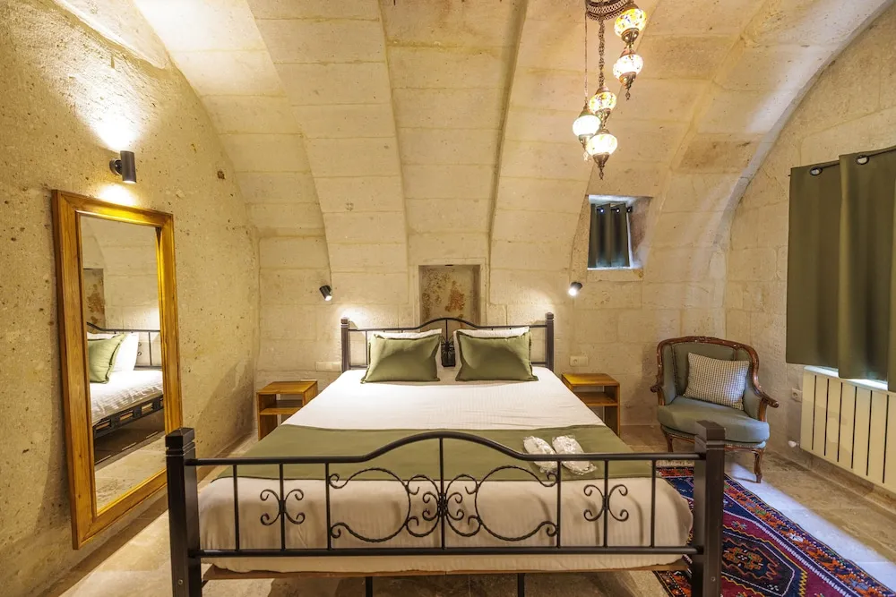 Deluxe Cave Room