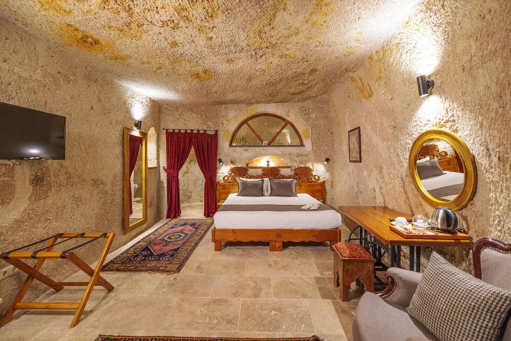Deluxe Cave Room