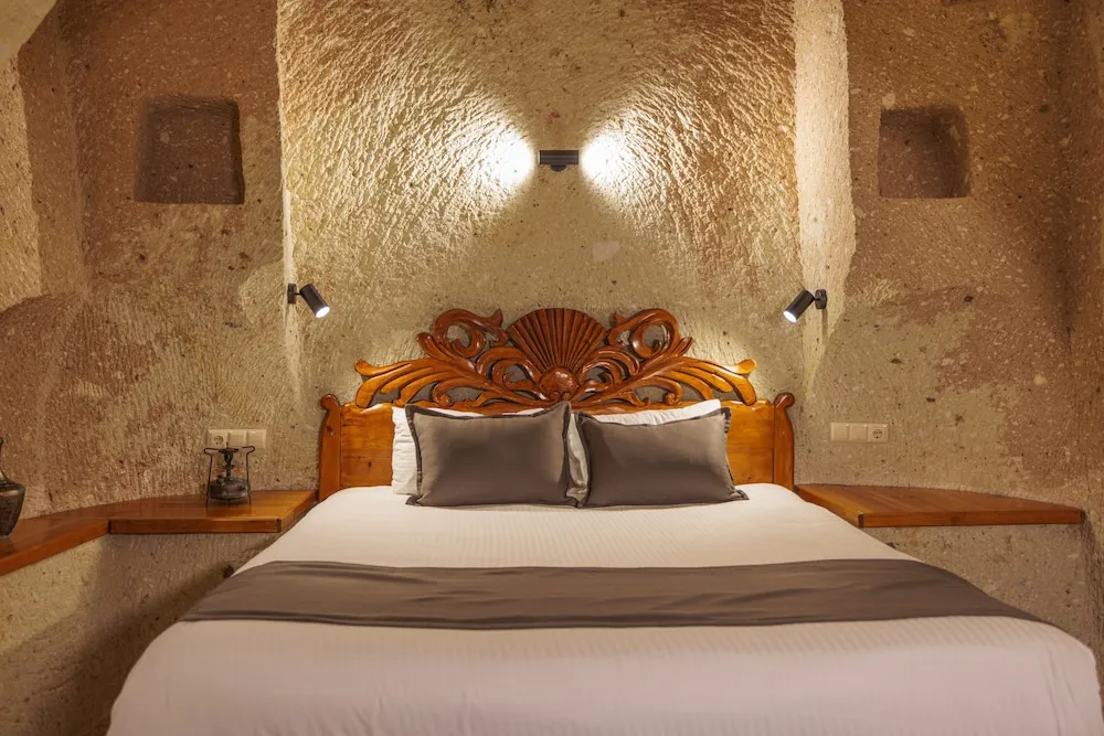 Deluxe Cave Room