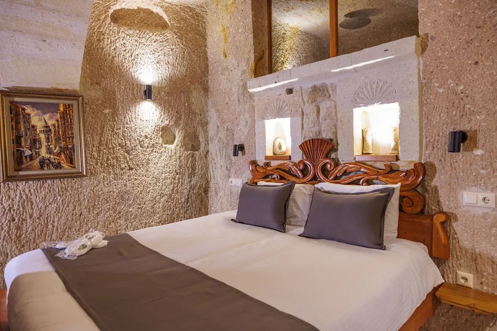 Deluxe Cave Room