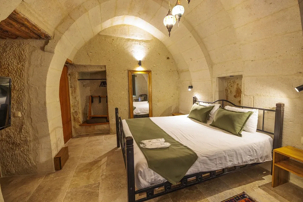 Deluxe Cave Room