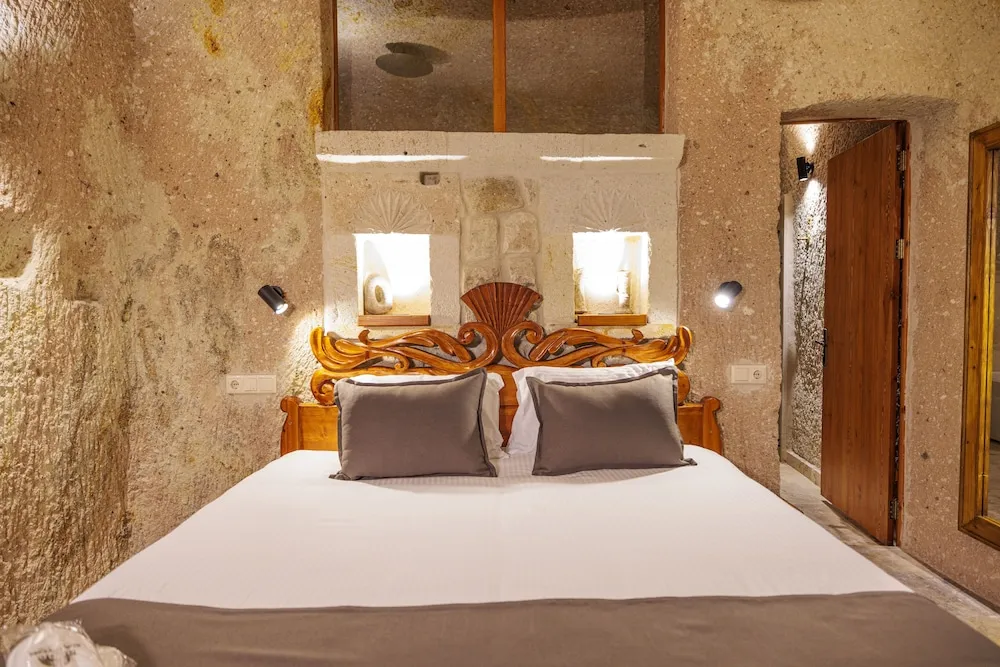 Deluxe Cave Room