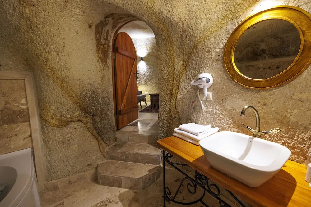 Deluxe Cave Room