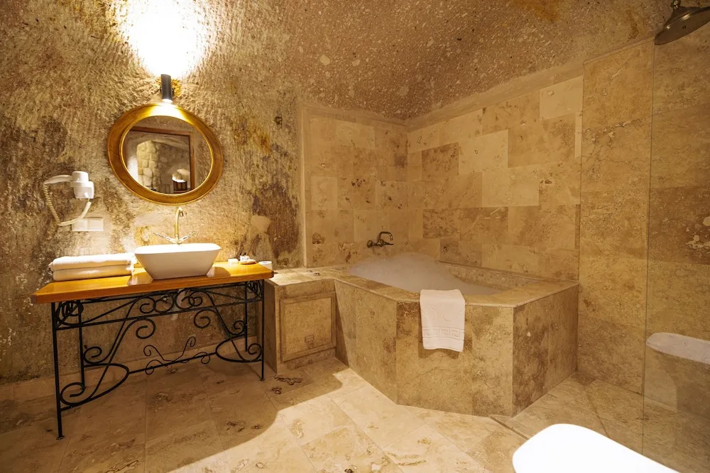 Deluxe Cave Room