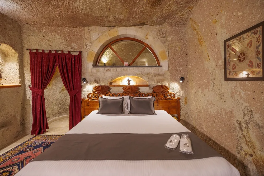 Deluxe Cave Room