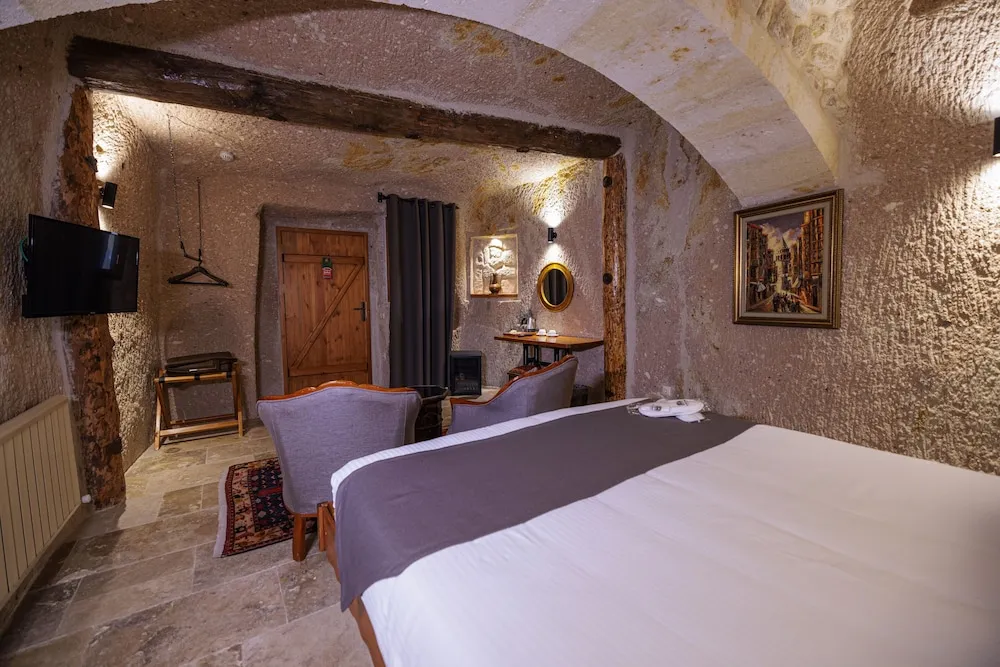 Deluxe Cave Room