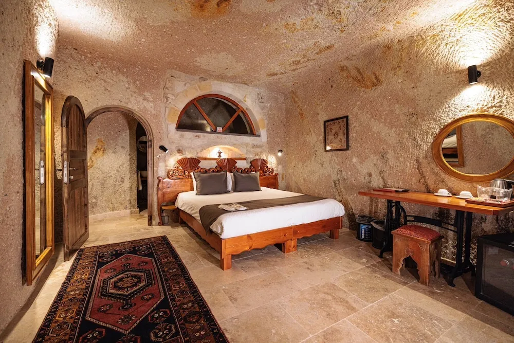 Deluxe Cave Room