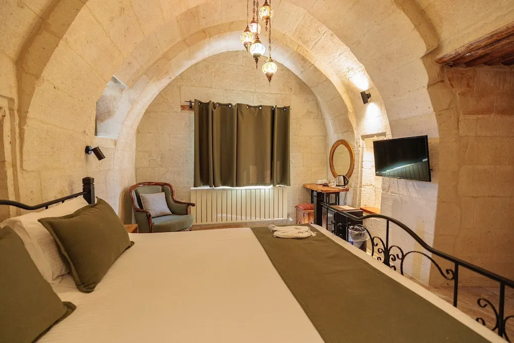 Deluxe Cave Room