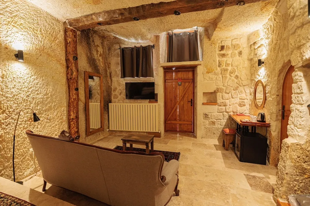 Deluxe Cave Room