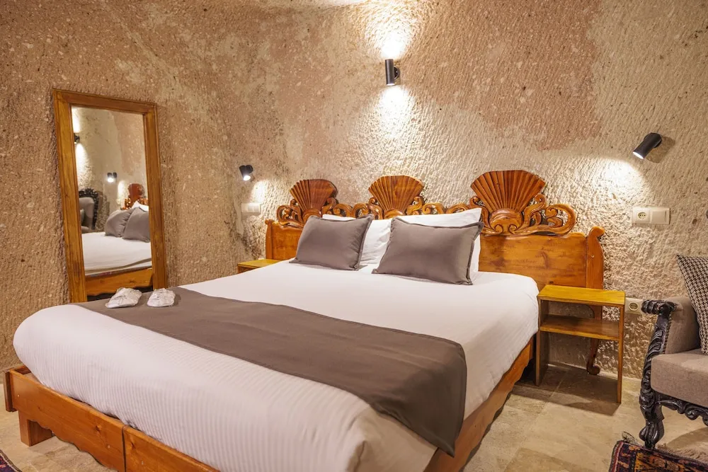 Deluxe Cave Room