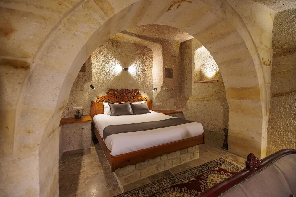 Deluxe Cave Room