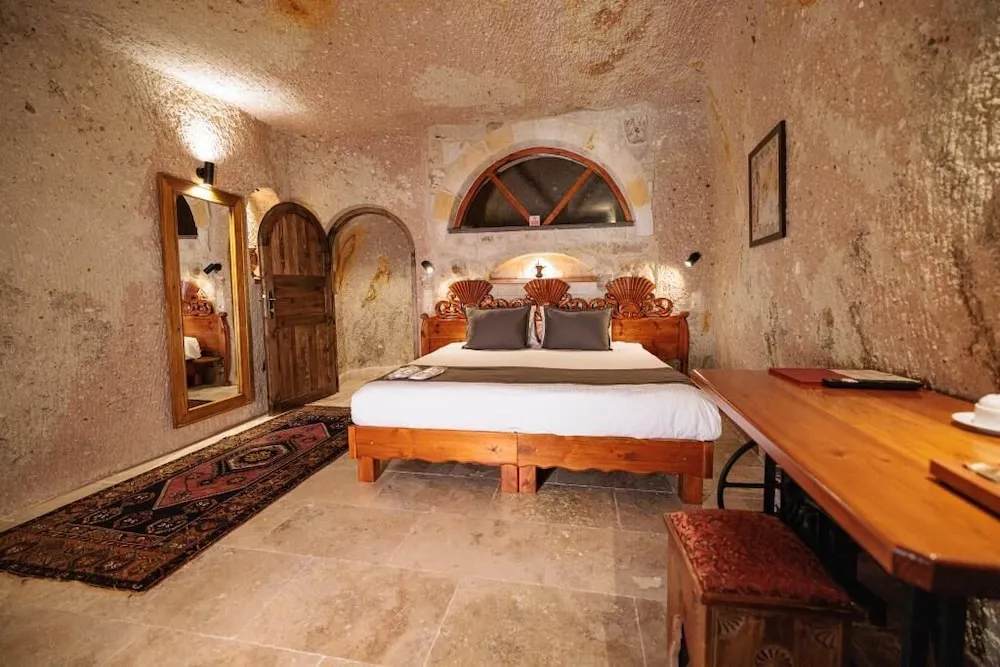 Deluxe Cave Room