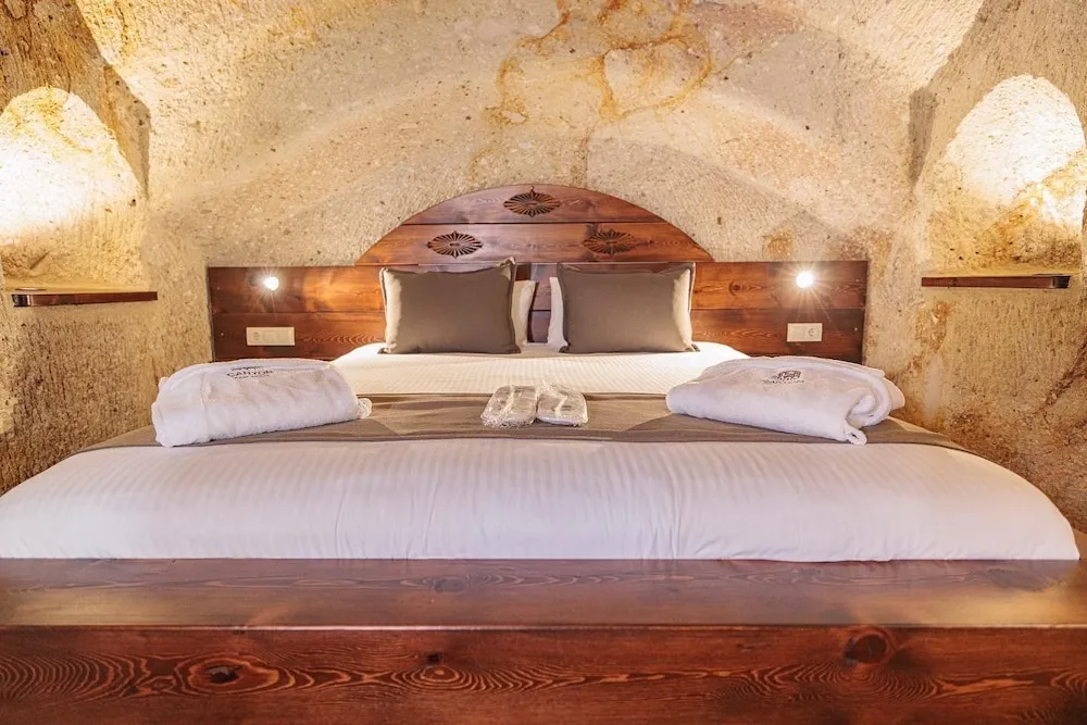 King Cave Room